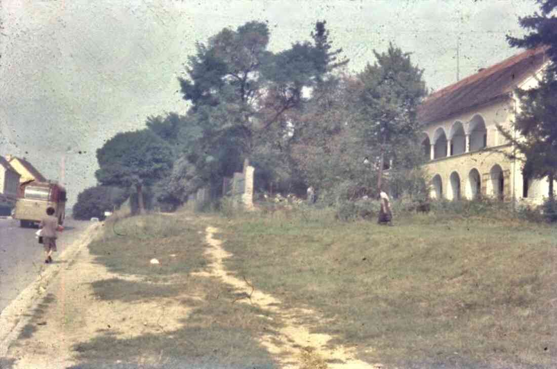 Hauptstraße mit dem Kastell und ehemaligen Museum