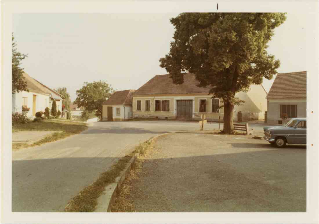 Das Wagner Haus, Hausnummer 75, heute die Vorstadt, im August 1971, kurz vor dem Abbruch und dem Lindenbaum auf dem Parkplatz des Arbeitsamts