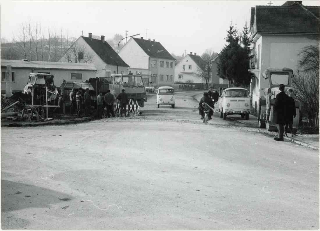 Straßenregulierung der Kirchengasse mit der der Bekenntnissäule und dem A&O Markt