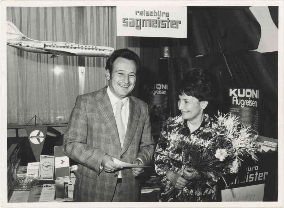 Reisebüro Sagmeister Reisebüroeröffnung in der Sparkasse in Oberwart 1975 mit Emil Sagmeister und Frau Martos