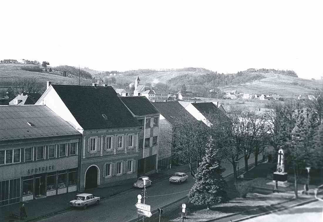 Hauptstraße, Hauptplatz mit Park, Apotheke und Kirchengasse mit Kirche und Volksschule