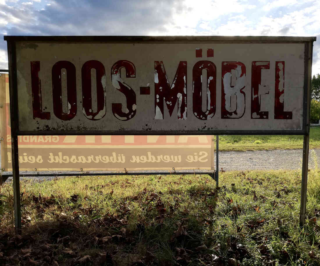 Firmentafel der Firma Loos Möbel in der Kastellstraße 17, gegründet im Jahr 1926, Schild Nummer 8