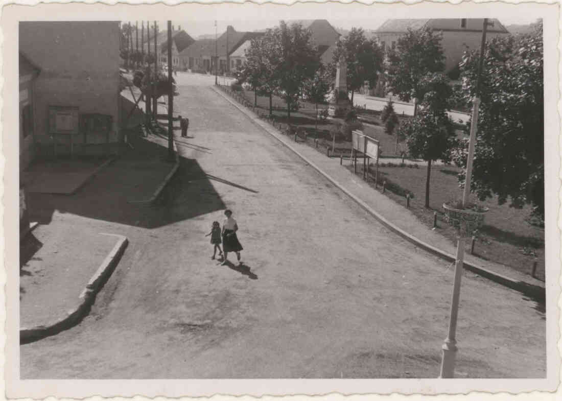 Hauptplatz mit Park im Sommer 1952