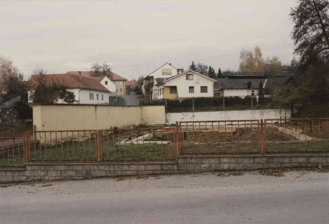 Ehemaliges Schwimmbad, nun ein Biotop der Hauptschule Stegersbach am am 19.09.1992 in der Kastellstraße 1