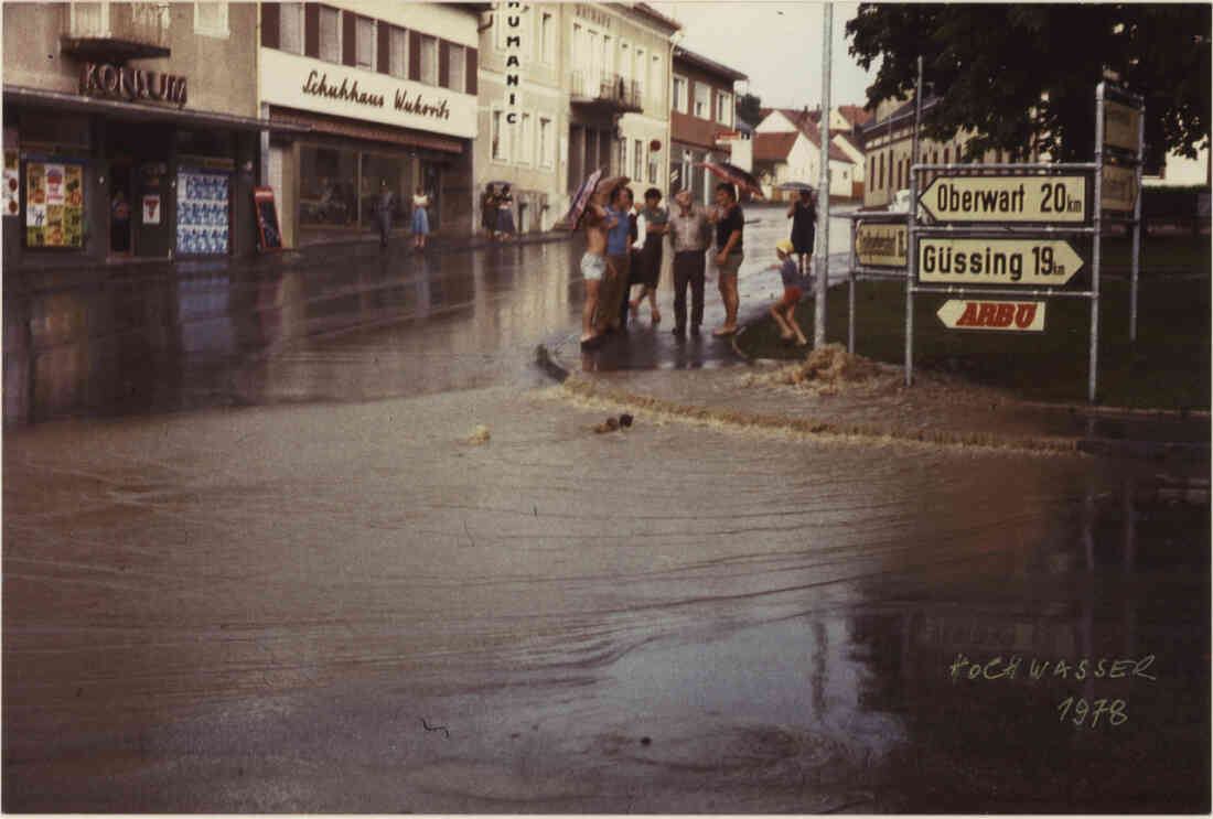 Hauptplatz mit dem Konsum Geschäft, dem Schuhhaus Wukovits, dem Rathaus, dem Geschäft Kaiser und den ehemaligen Gasthaus Bauer, Hochwasser im Jahr 1978