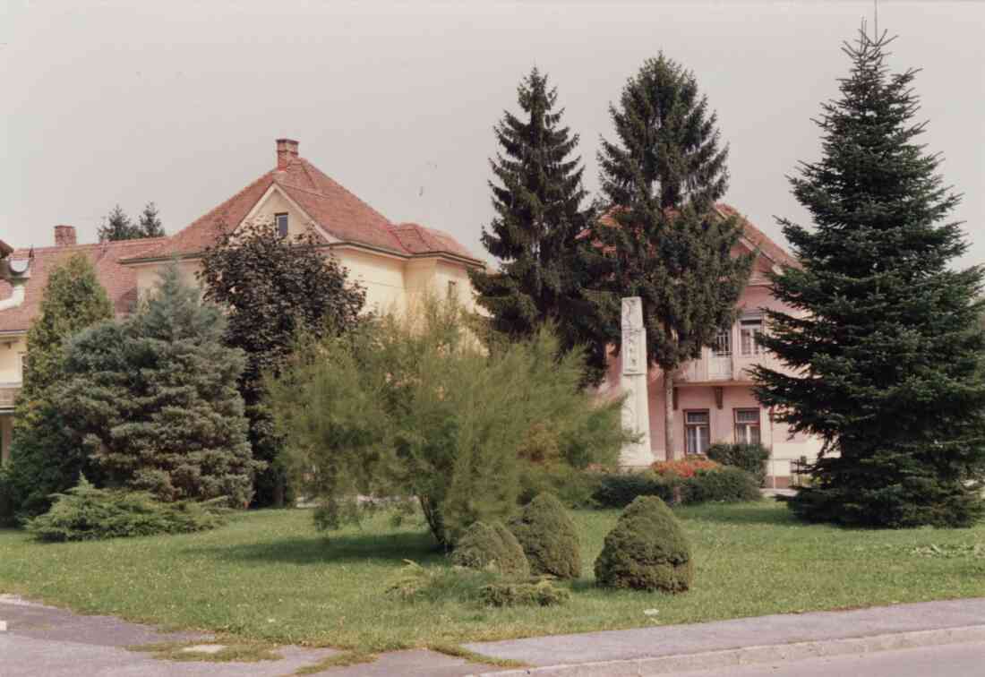 Northampton Platz an der Kreuzung Grazer Straße und Kirchengasse mit der Bekenntnissäule