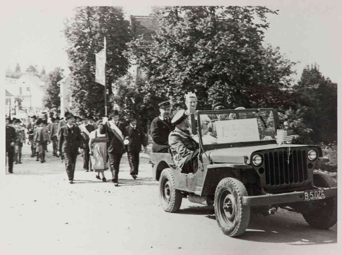 Volksfest mit Blumenkorso 18. August 1957 in der Kirchengasse, die Vier im Jeep