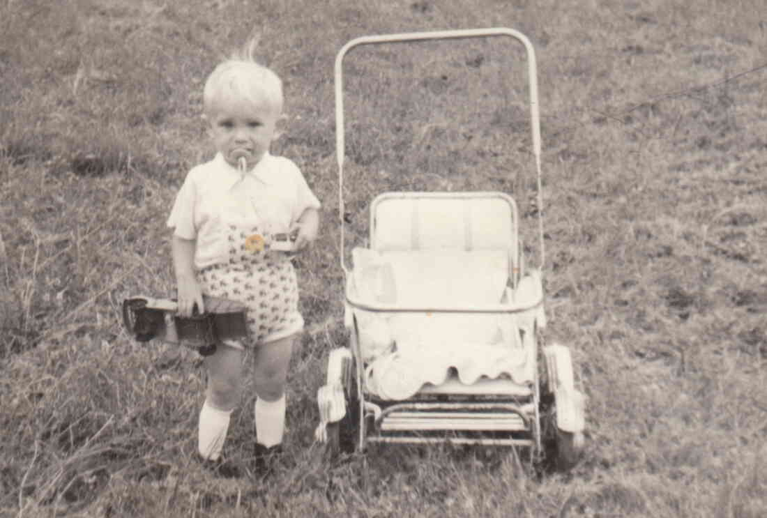 Peter Pelzmann mit seinem Kinderwagen am alten Sportplatz