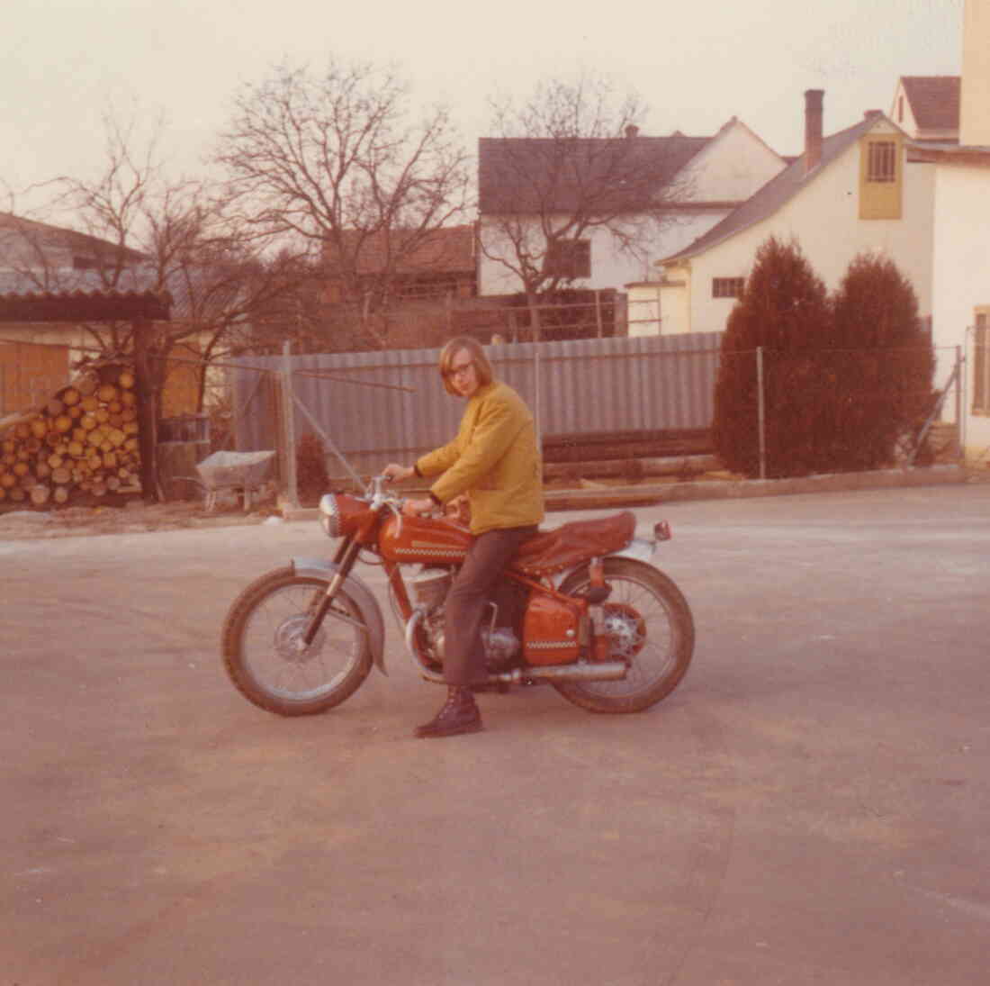 Peter Pelzmann mit seiner Maschin, im Hof der Familie Bauer und der Firma Baustoffhandel Bauer Hauptstraße 18