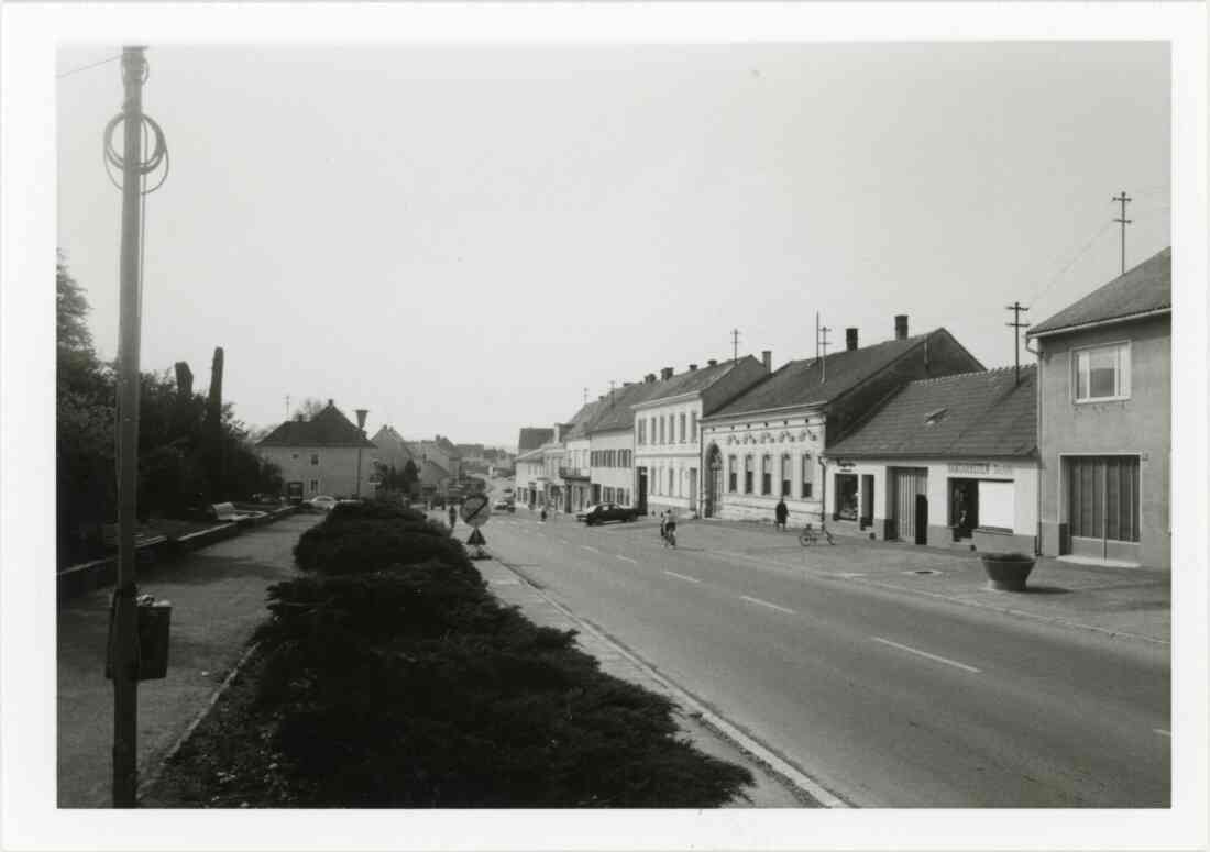 Hauptstraße mit Baustoffhandel Bauer, Kreislerei Pieber, Transport Unternehmen Wukovits, Bäckerei Holitz, Papier Wagner, Bastelbedarf Rothen