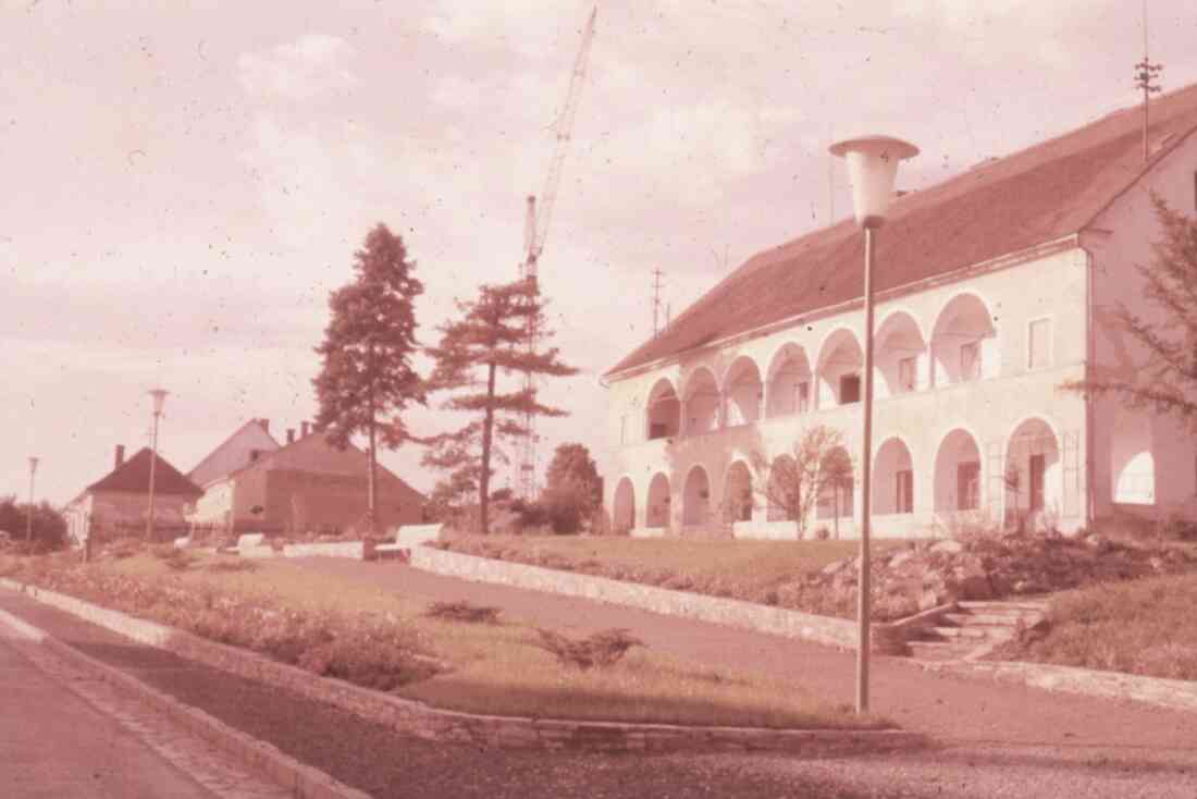 Hauptstraße mit dem Kastell und ehemaligen Museum