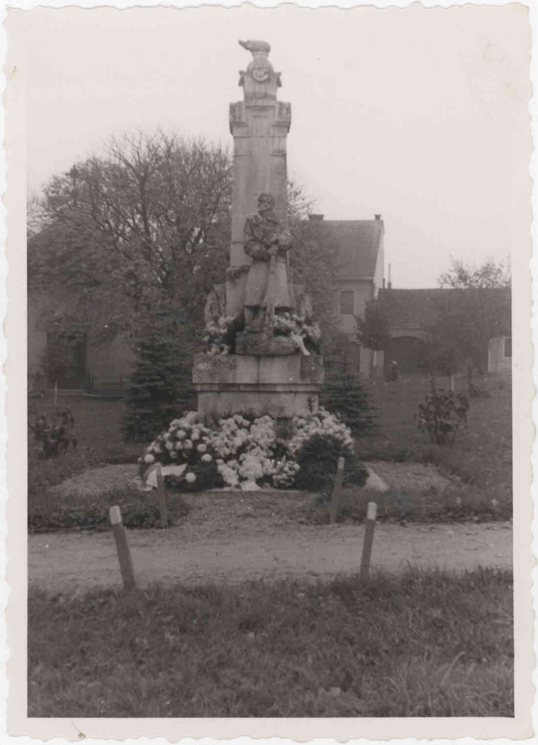 Das Kriegerdenkmal am Hauptplatz am 01. November 1954