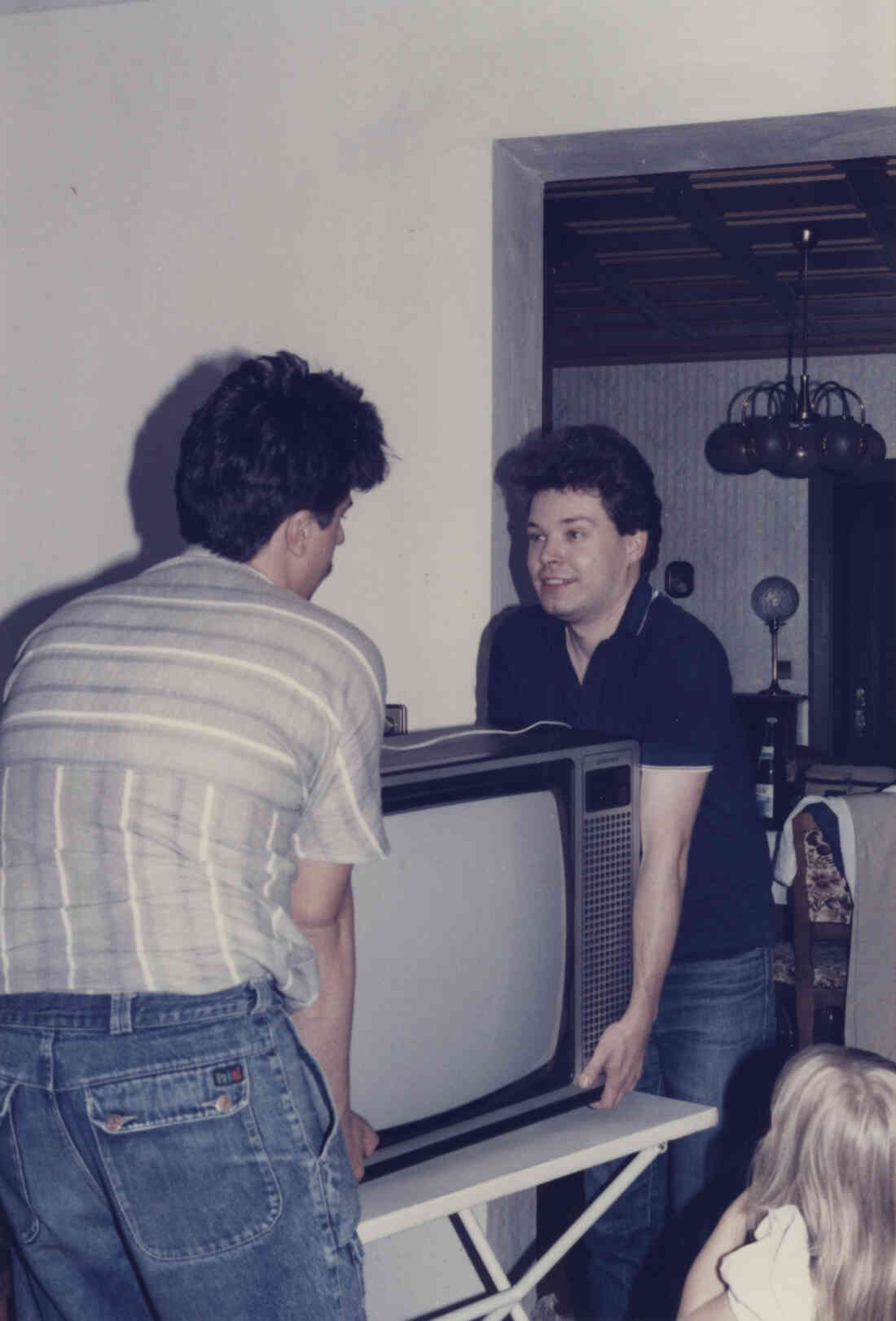 Wirtschaftsausstellung Stegersbach im Jahr 1985 und 1986 in der Hauptschule Stegersbach, Vorbereitung für den Stand von dem Friseurgeschäft von Roland Kranz