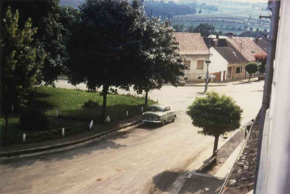 Hauptplatz mit Park und Herrengasse im Sommer 1954