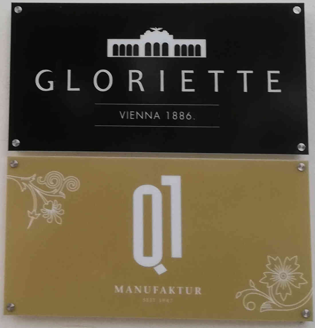 Firmentafel oder Firmenlogo der Gloriette in der Kastellstraße 46, Eröffnung am 10.06.1964, Schild Nummer 4