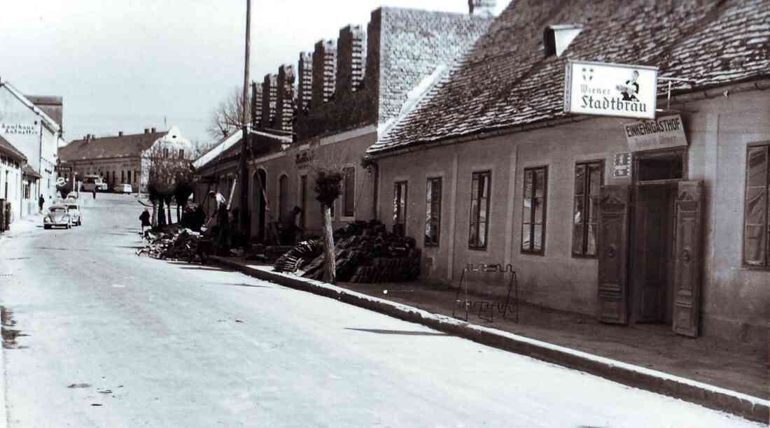 Herrengasse, mit Blick Richtung Hauptplatz, Gasthof Bauer und Kaufhaus Radnetter,  links der Einkehrgasthof Steiner und die Konditorei Adolf Wagner