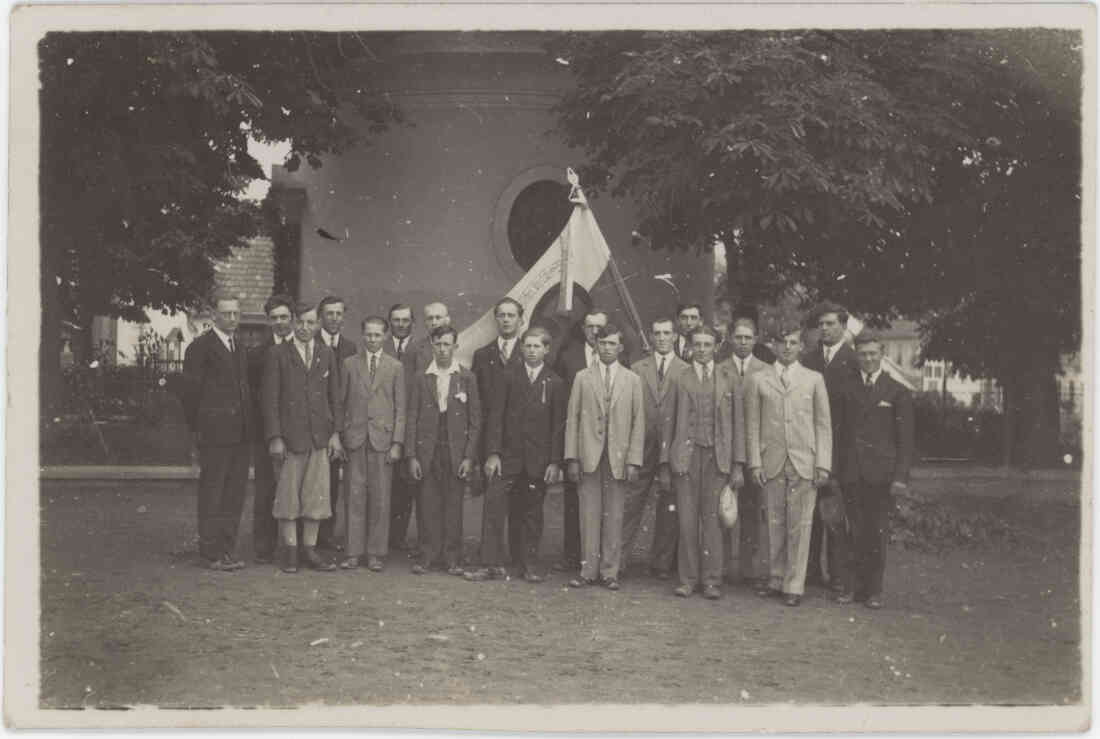 Ein Treffen vor der Antonius Kapelle