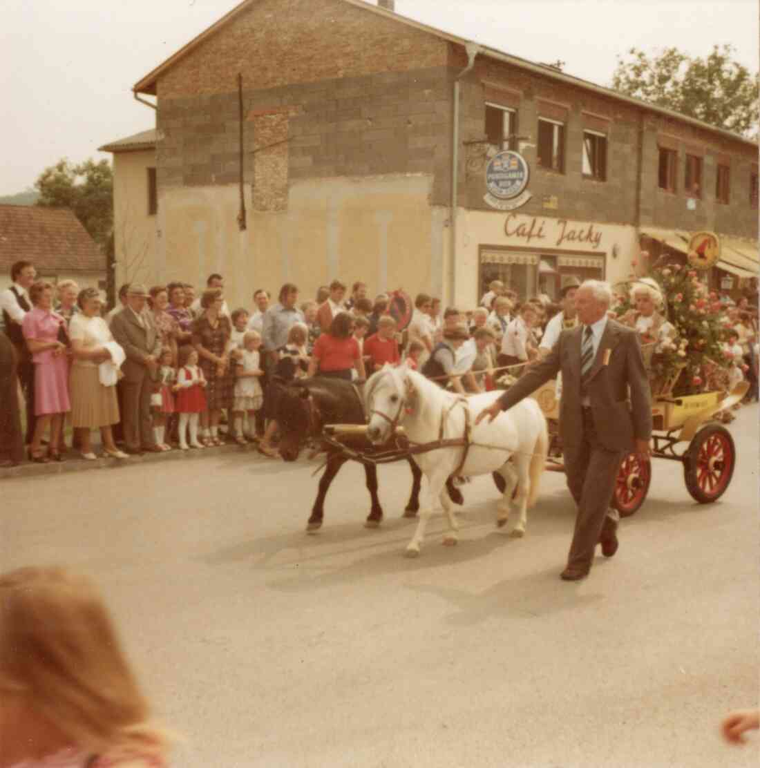 Volksfest mit Blumenkorso in der Grazer Straße mit dem Cafe Jacky