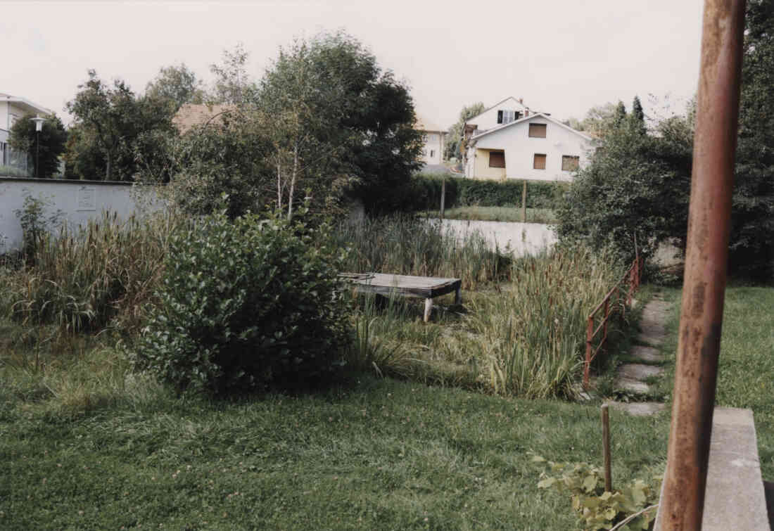 Ehemaliges Schwimmbad, nun ein Biotop der Hauptschule Stegersbach am 08.09.1999 in der Kastellstraße 1