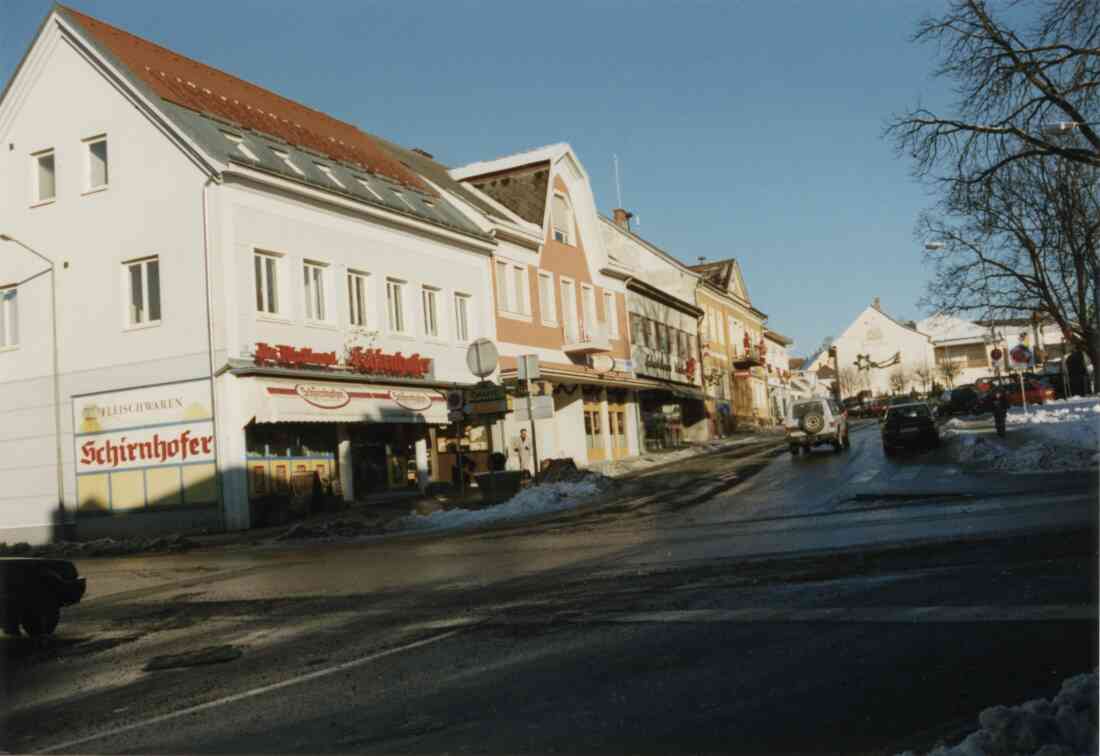 Hauptplatz mit Fleischerei Schirnhofer Bäckerei Maier, Schuhhaus Wukovits am 31.12.1999