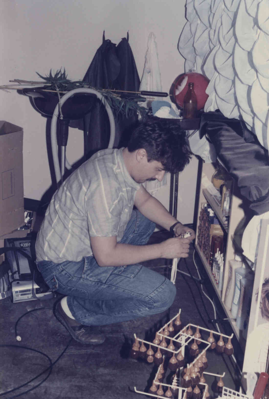 Wirtschaftsausstellung Stegersbach im Jahr 1985 und 1986 in der Hauptschule Stegersbach, Vorbereitung für den Stand von dem Friseurgeschäft von Roland Kranz