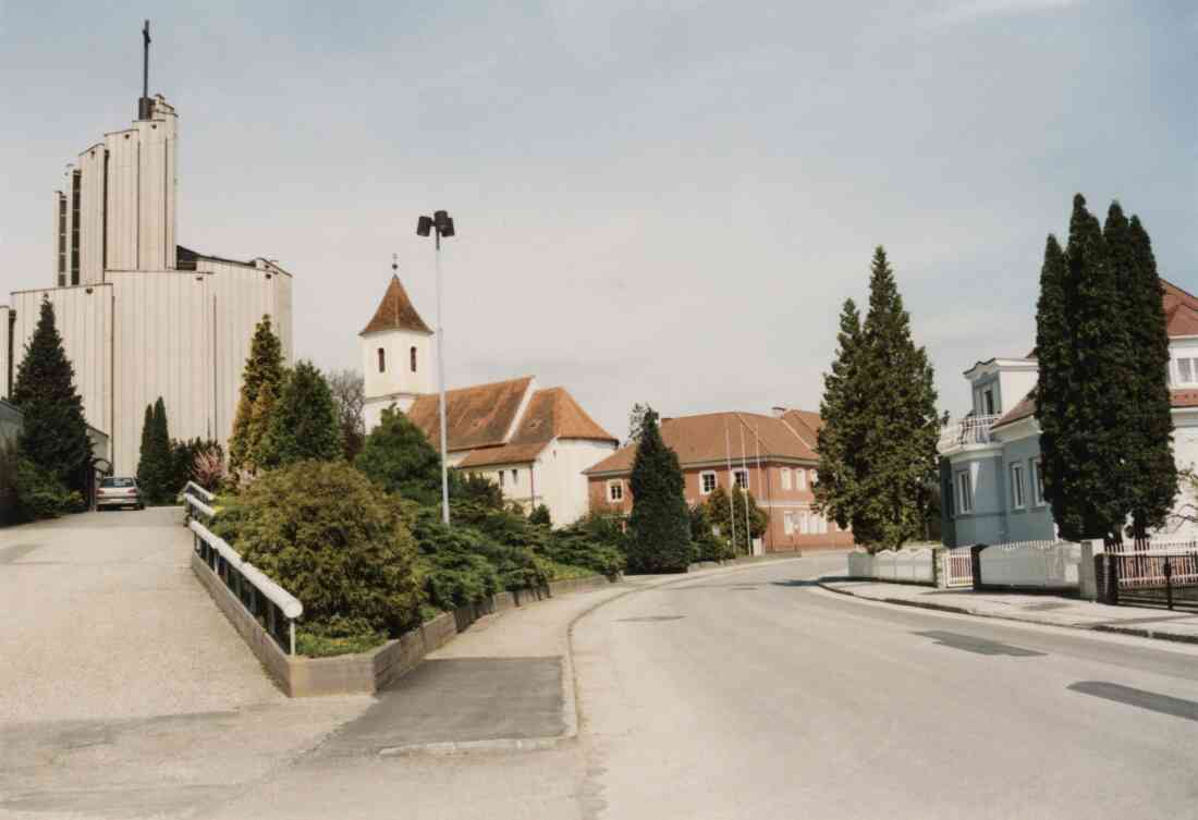 Heilig Geist Kirche, die Ägidius Kirche und die Volksschule, Kirchengasse