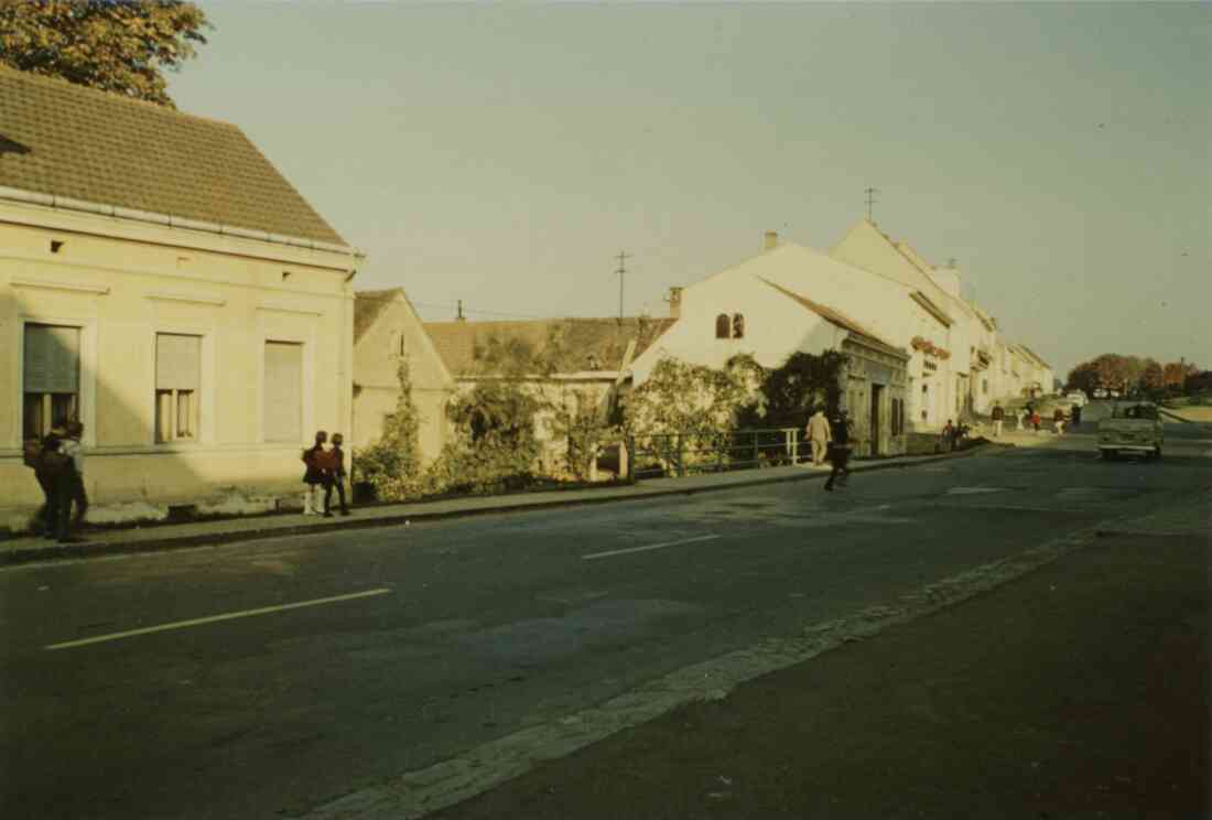 Hauptstraße und Neubauer Brücke, Gasthof Neubauer, Hausnummer 16, Senninger - Höltl und der Baustoffhandel Bauer