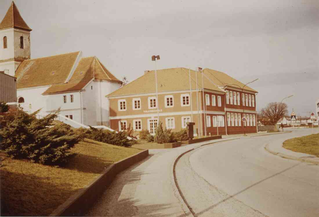 Ägidius Kirche und die Volksschule, Kirchengasse am 26.12.1982