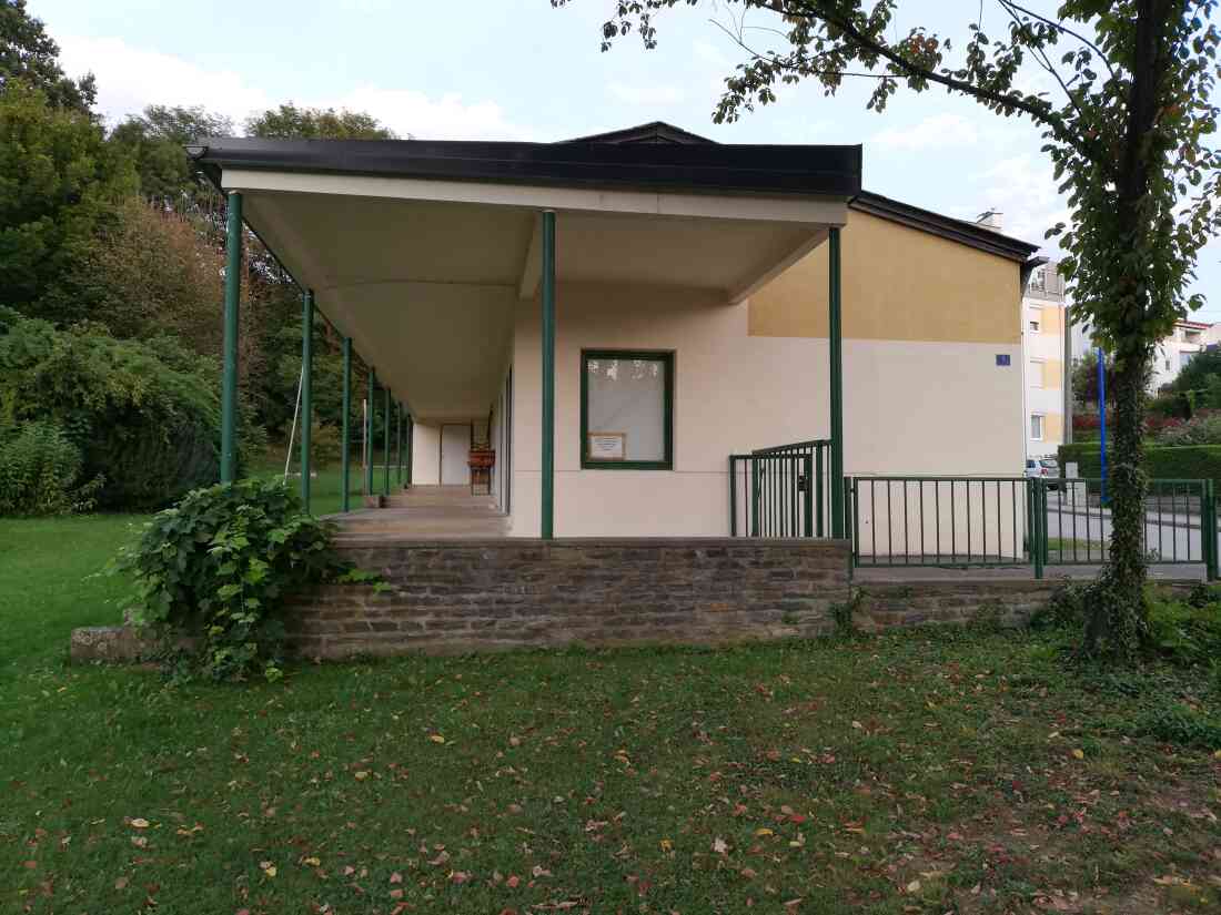 Ehemaliges Schwimmbad, nun ein Biotop der Mittelschule Stegersbach in der Kastellstraße 1