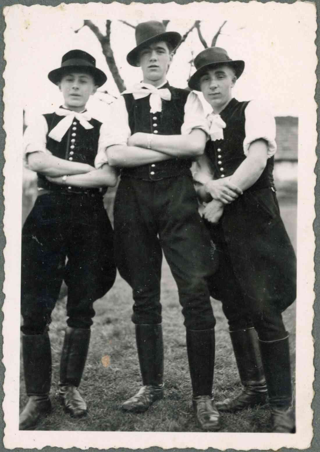 Volkstanzgruppe Stegersbach mit Franz Bauer, ganz rechts aussen im Jahr 1941