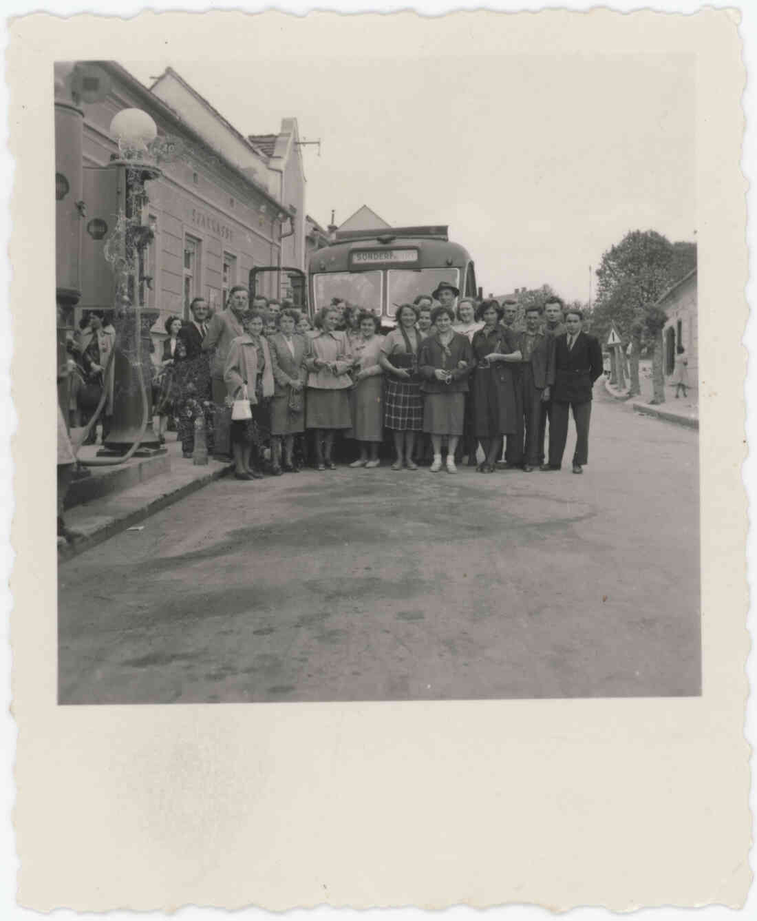 Eine Sonderfahrt, Start, oder Halt in Stegersbach in der Herrengasse vor der Sparkasse Stegersbach