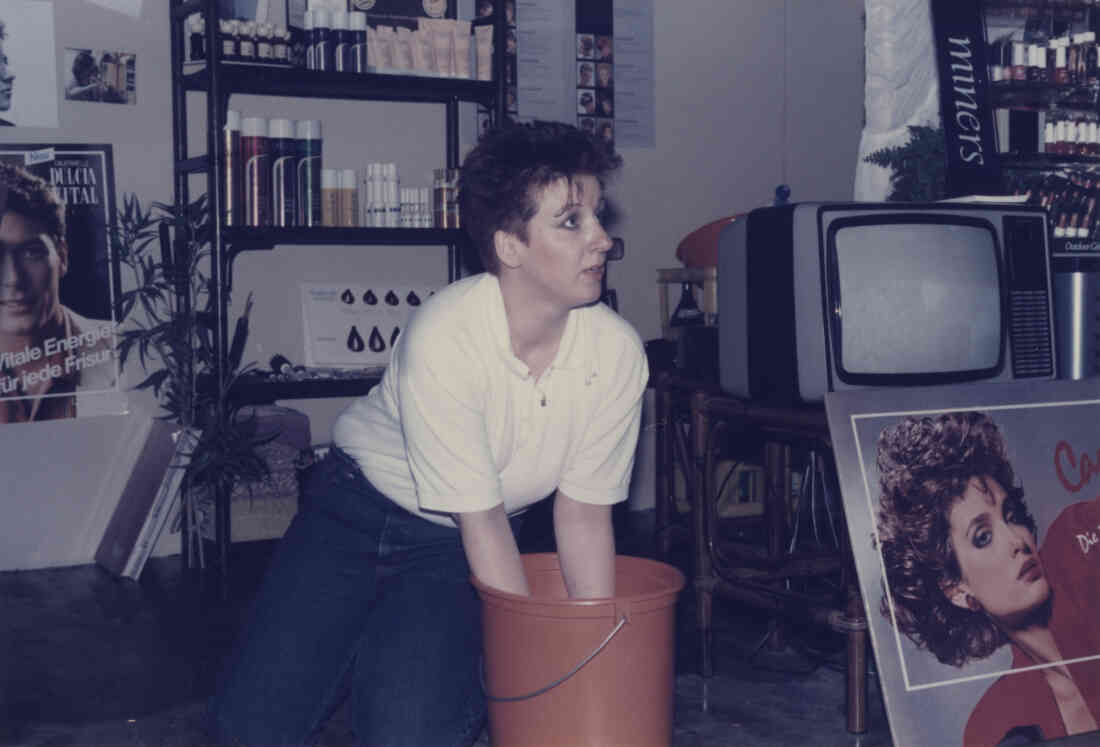 Wirtschaftsausstellung Stegersbach im Jahr 1985 und 1986 in der Hauptschule Stegersbach, Vorbereitung für den Stand von dem Friseurgeschäft von Roland Kranz