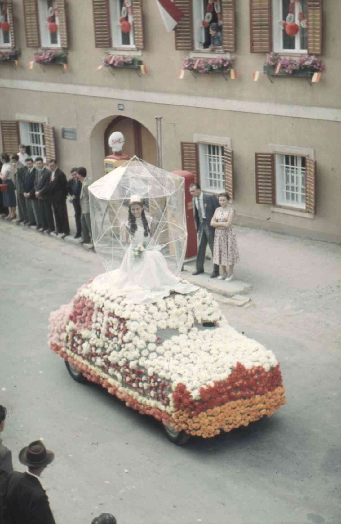 Volksfest und Blumenkorso 1955 in der Herrengasse mit dem Grosshandel Röhrich und der Tankstelle