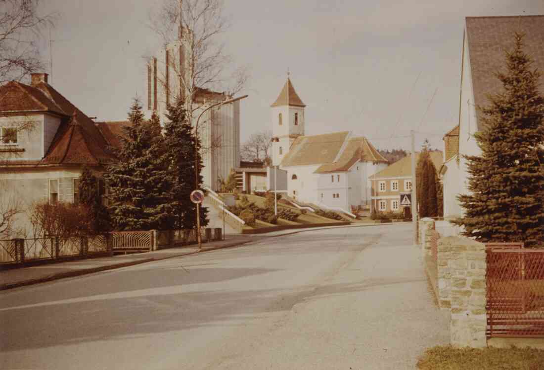 Heilig Geist Kirche, die Ägidius Kirche und die Volksschule, Kirchengasse am 26. Dezember 1982