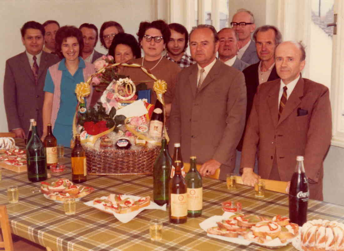 Die Belegschschaft des Arbeitsamtes Stegersbach feiert den 50. Geburtstag von Elli Fabsits