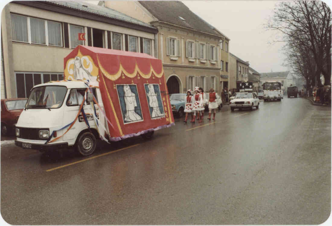 Faschingsumzug mit dem Wagen des Geschäftes Bakanitsch in der Hauptstraße