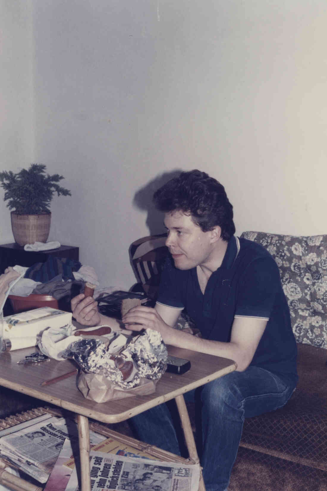 Wirtschaftsausstellung Stegersbach im Jahr 1985 und 1986 in der Hauptschule Stegersbach, Vorbereitung für den Stand von dem Friseurgeschäft von Roland Kranz