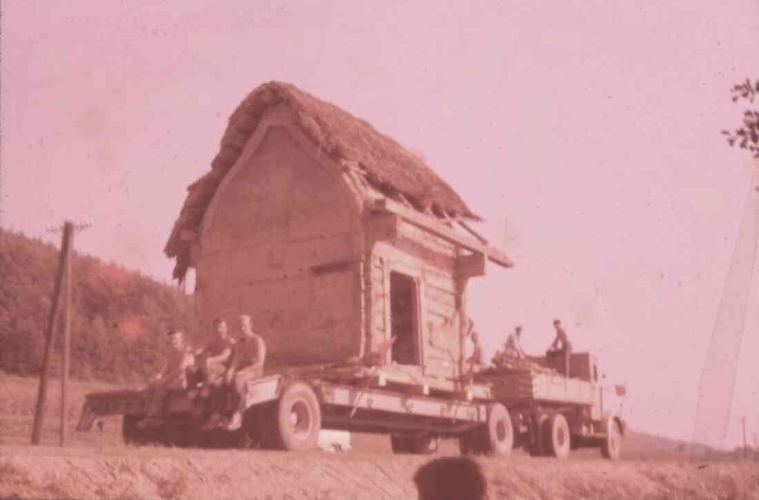 Transport eines alten Bauernhaus für das ehemalige Freilichtmuseum Stegersbach hinter dem Kastell