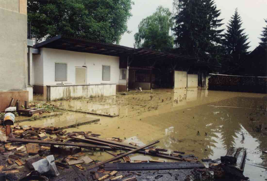 Hochwasser am 27.06.1998 im Hof der Spenglerei Janisch in der Kirchenstraße 8, früher Hausnummer 530