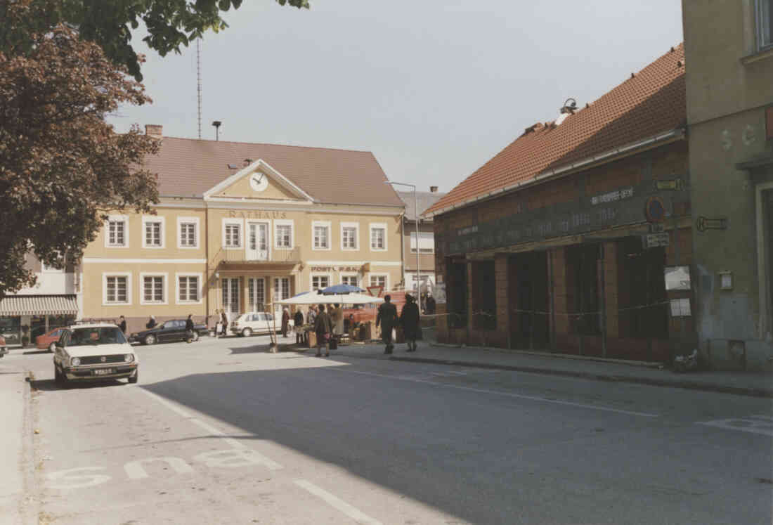 Rathaus am Hauptplatz mit Bushaltestellen