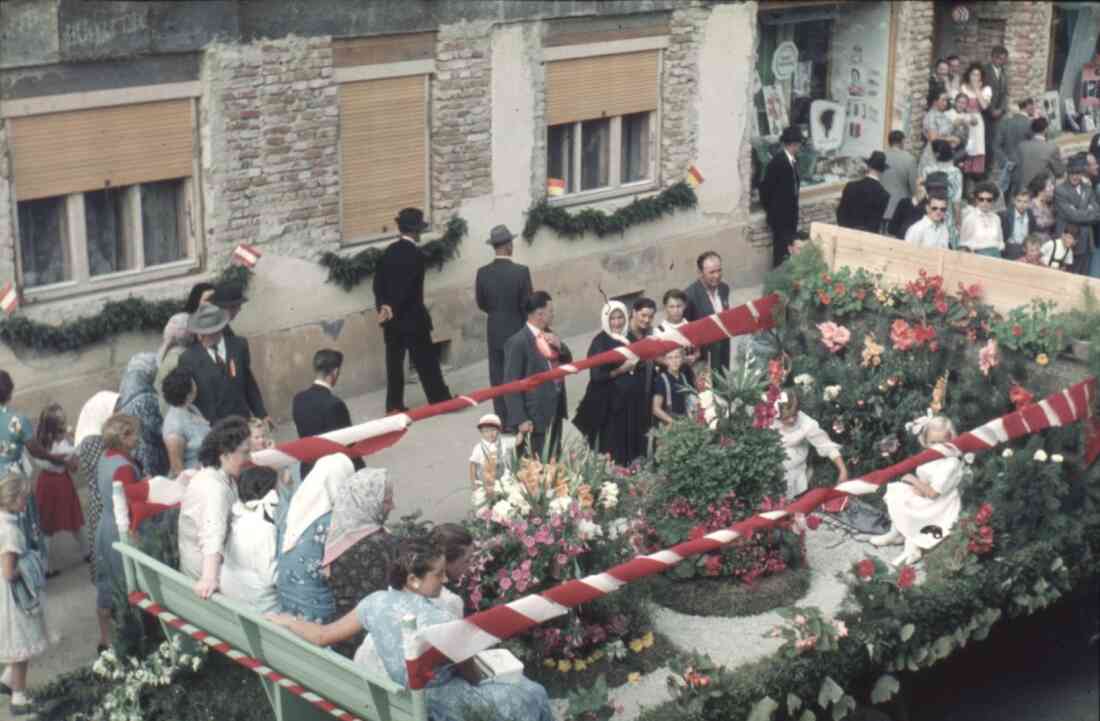 Volksfest und Blumenkorso 1955 in der Herrengasse mit der Drogerie Kottas