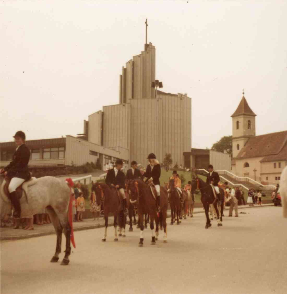 Volksfest mit Blumenkorso in der Kirchengasse mit der Heilig Geist Kirche und die Ägidius Kirche und dem Reitverein Stegersbach