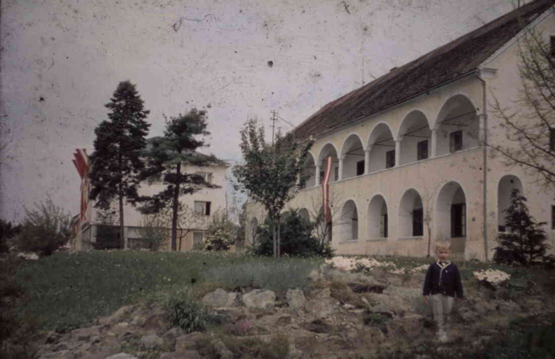 Die Sparkasse und das Kastell und ehemalige Museum mit Harald Tobitsch