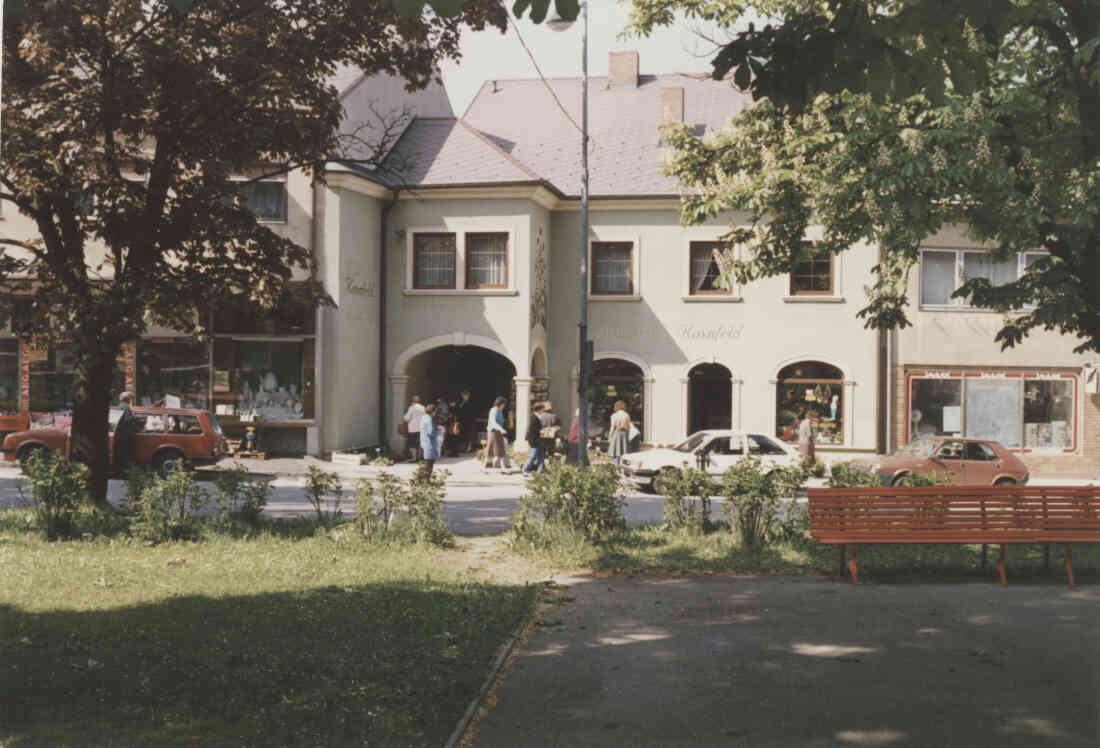 Die Geschäfte Bakanitsch, Kornfeld und der A&O Markt in der Hauptstraße, der Hauptplatz und der ehemalige Park