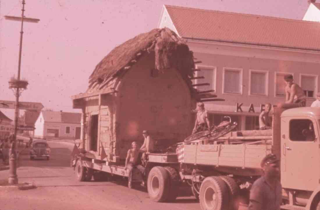 Transport eines alten Bauernhaus für das ehemalige Freilichtmuseum Stegersbach hinter dem Kastell