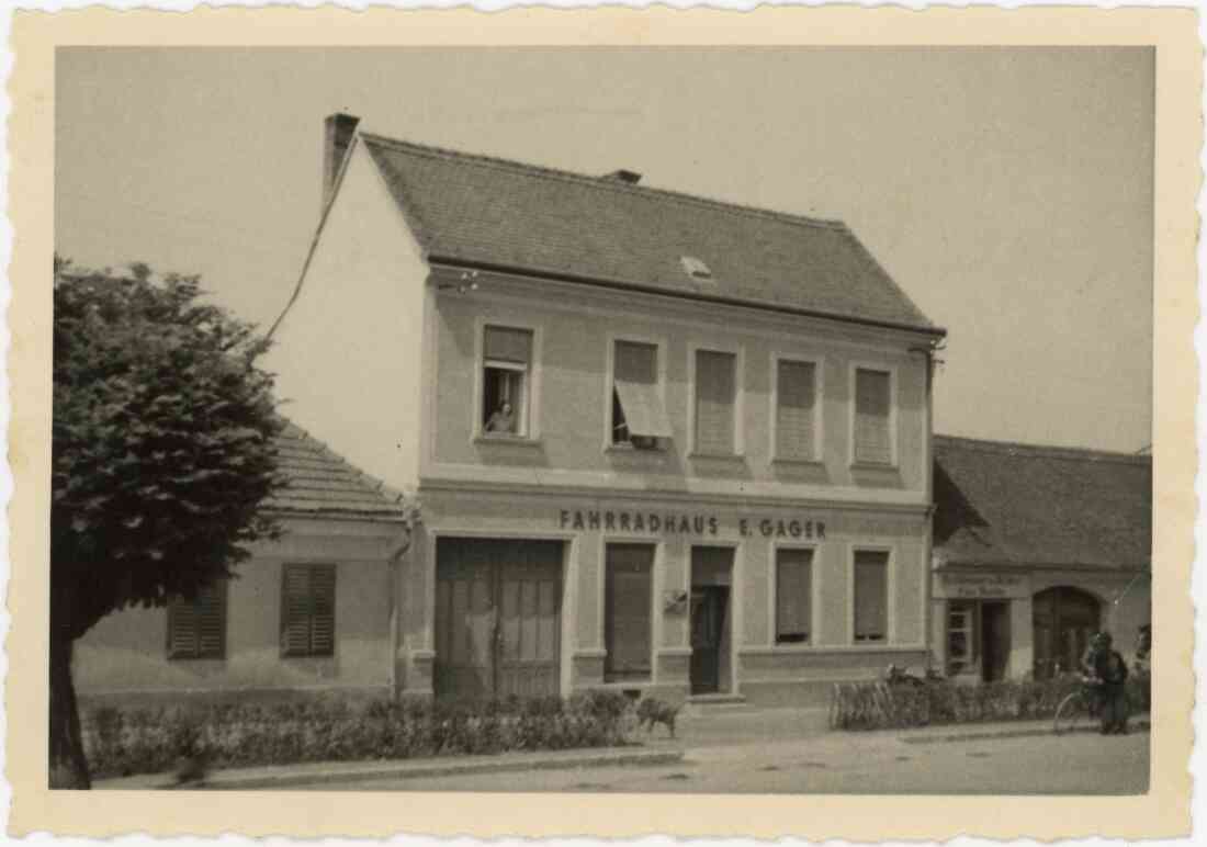 Fahrradhaus E. Garger am Hauptplatz 18 und rechts davon der Fleischhauer und Selcher Franz Mandler