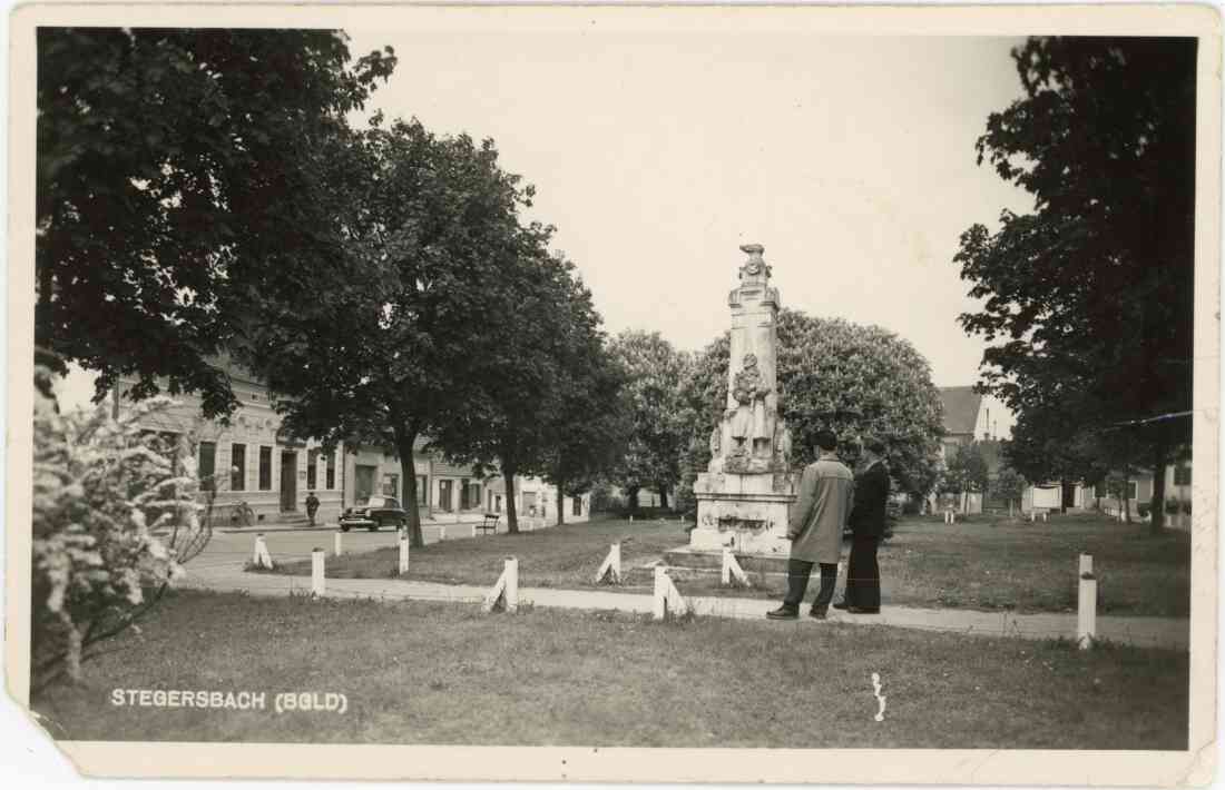 Ansichtskarte Stegersbach, Vorderseite mit Gasthaus Kern am Hauptplatz, Park und Kriegerdenkmal