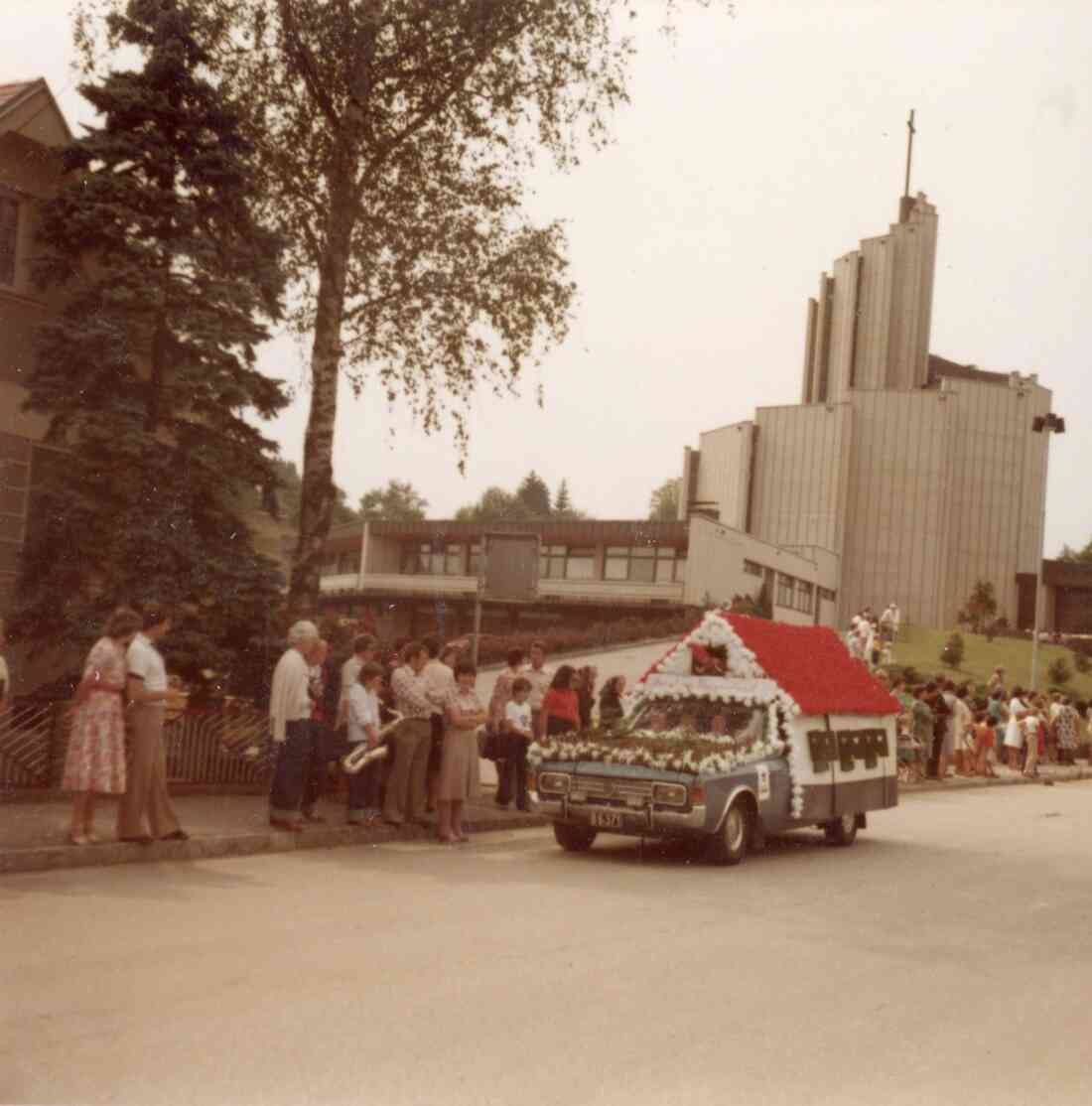 Volksfest mit Blumenkorso in der Kirchengasse mit der Heilig Geist Kirche