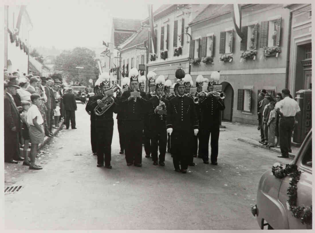 Volksfest mit Blumenkorso 18. August 1957 in der Herrengasse mit dem Grosshandel Röhrich und der Tankstelle