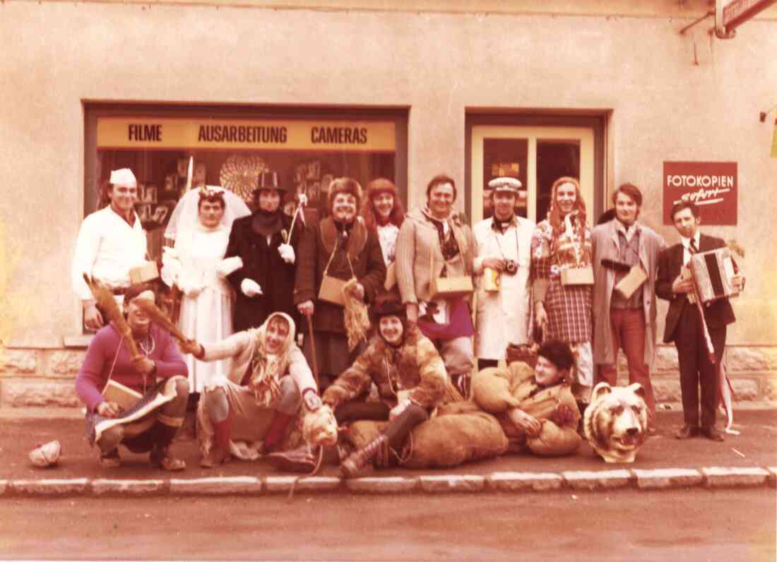 Bergler Faschingsnarren vor dem Geschäft Foto Stangl in der Wiener Straße 1